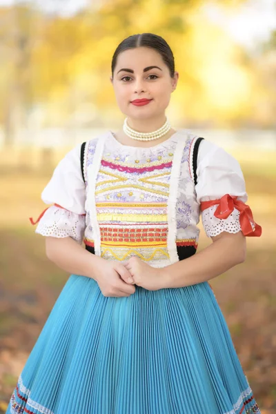 Jovem Bela Mulher Eslovaca Traje Tradicional — Fotografia de Stock