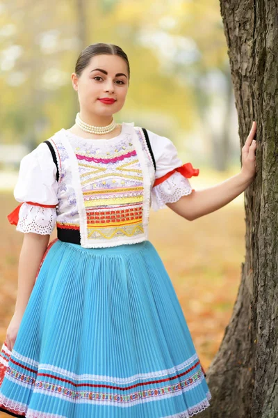 Joven Hermosa Eslovaca Traje Tradicional — Foto de Stock