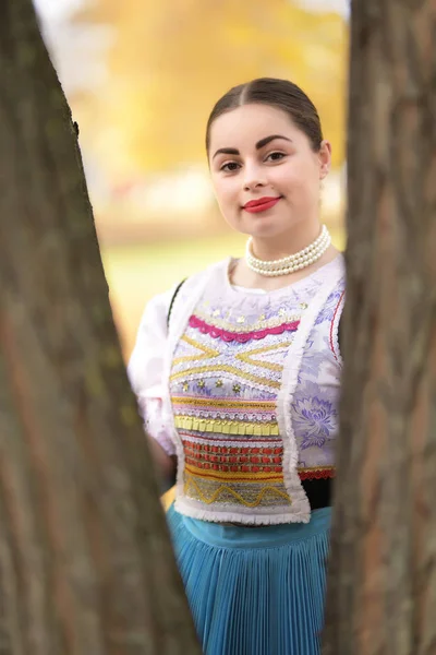 Jovem Bela Mulher Eslovaca Traje Tradicional — Fotografia de Stock