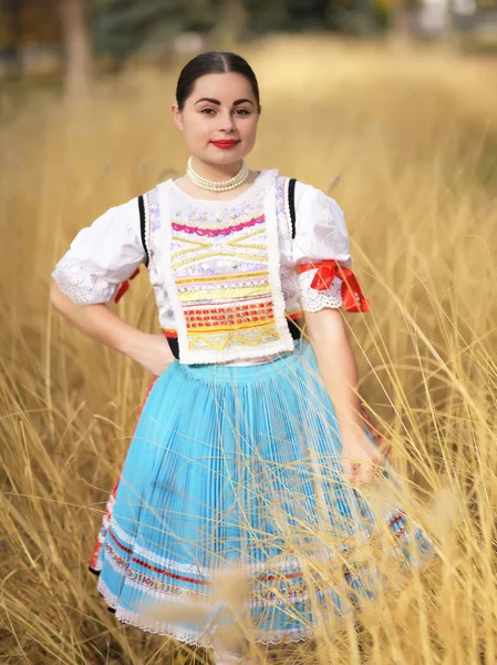 Jovem Bela Mulher Eslovaca Traje Tradicional — Fotografia de Stock