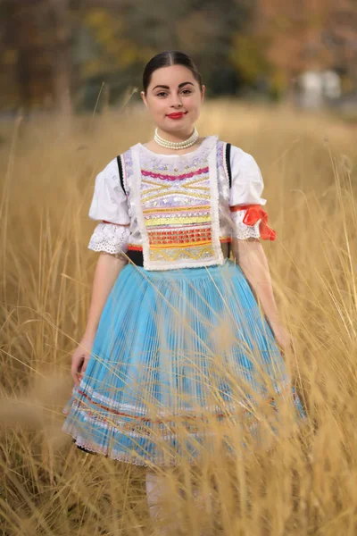 穿着传统服装的年轻漂亮的Slovak女人 — 图库照片