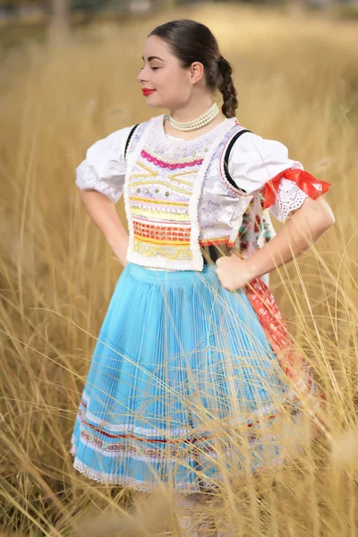 Jovem Bela Mulher Eslovaca Traje Tradicional — Fotografia de Stock