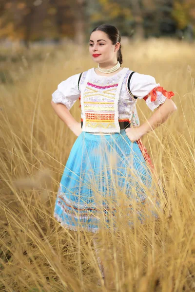 Ung Vacker Slogan Kvinna Traditionell Kostym — Stockfoto