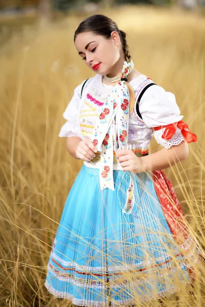 Jovem Bela Mulher Eslovaca Traje Tradicional — Fotografia de Stock