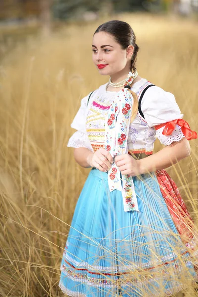 Jovem Bela Mulher Eslovaca Traje Tradicional — Fotografia de Stock