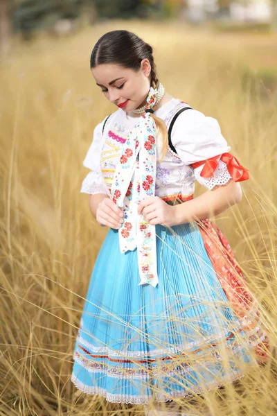 Joven Hermosa Eslovaca Traje Tradicional —  Fotos de Stock