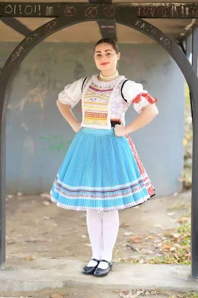 Junge Schöne Slowakin Traditioneller Tracht — Stockfoto