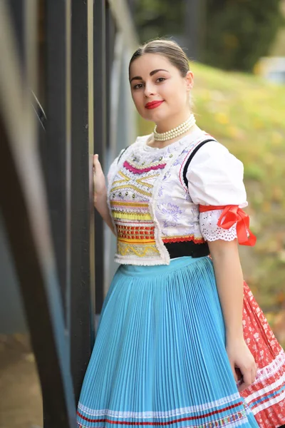 Fiatal Gyönyörű Szlovák Hagyományos Jelmezben — Stock Fotó