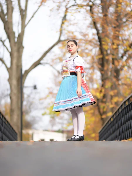 Jovem Bela Mulher Eslovaca Traje Tradicional — Fotografia de Stock