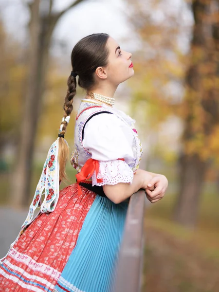 Jovem Bela Mulher Eslovaca Traje Tradicional — Fotografia de Stock