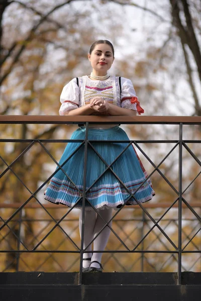 穿着传统服装的年轻漂亮的Slovak女人 — 图库照片