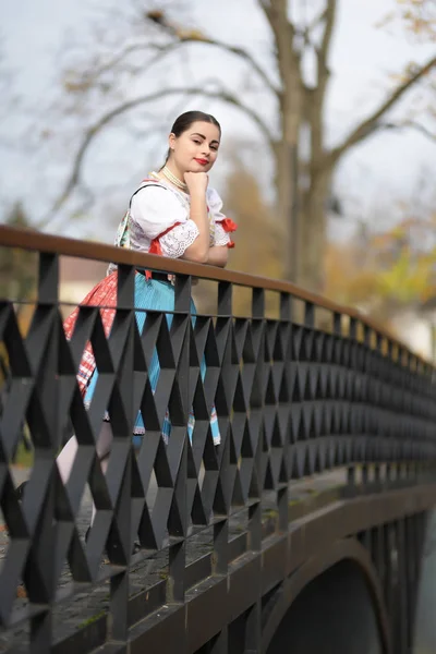 Joven Hermosa Eslovaca Traje Tradicional —  Fotos de Stock