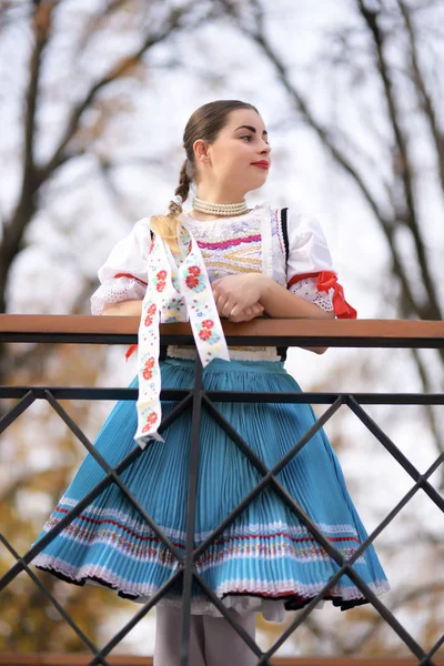 穿着传统服装的年轻漂亮的Slovak女人 — 图库照片