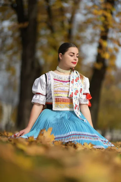 Fiatal Gyönyörű Szlovák Hagyományos Jelmezben — Stock Fotó