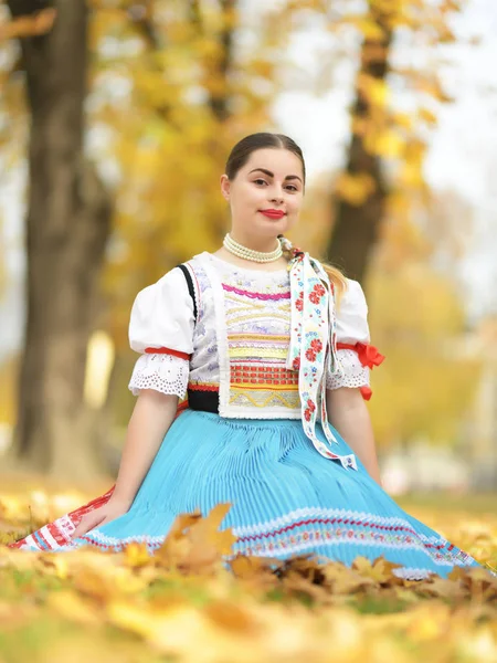 Joven Hermosa Eslovaca Traje Tradicional —  Fotos de Stock