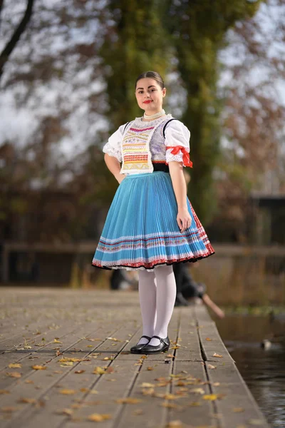 Jovem Bela Mulher Eslovaca Traje Tradicional — Fotografia de Stock