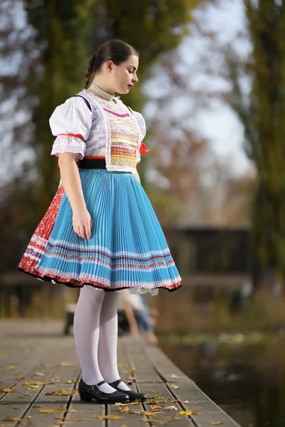 Jovem Bela Mulher Eslovaca Traje Tradicional — Fotografia de Stock