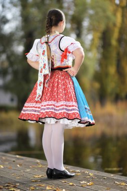 Geleneksel kostümlü, güzel, Slovak kadın. 