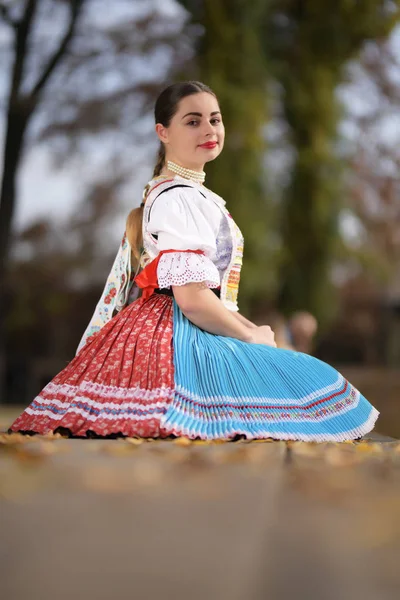 Ung Vacker Slogan Kvinna Traditionell Kostym — Stockfoto