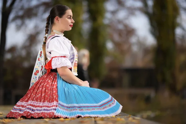 穿着传统服装的年轻漂亮的Slovak女人 — 图库照片