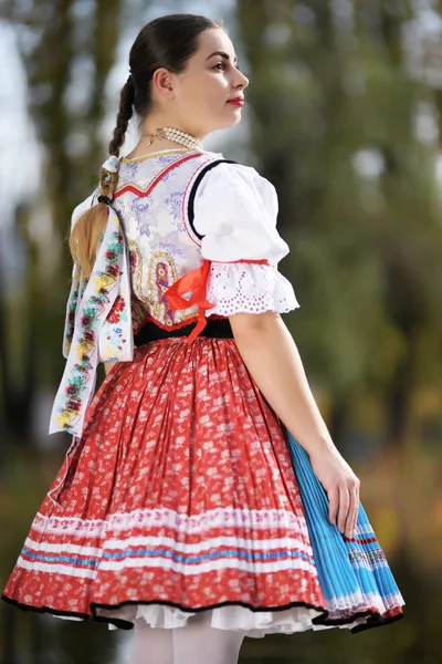 Jovem Bela Mulher Eslovaca Traje Tradicional — Fotografia de Stock