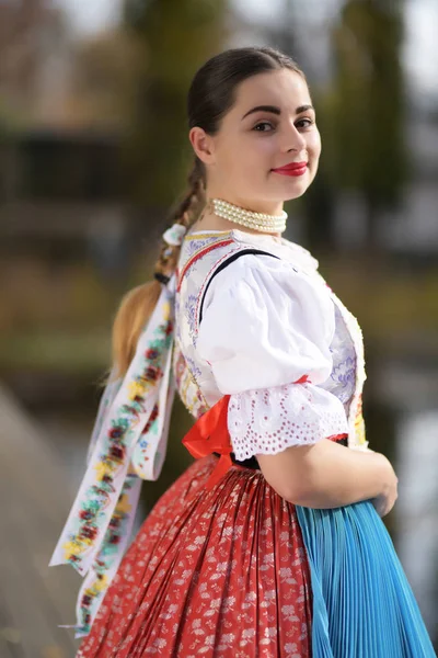 Junge Schöne Slowakin Traditioneller Tracht — Stockfoto