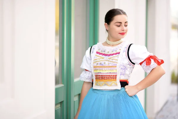 Junge Schöne Slowakin Traditioneller Tracht — Stockfoto