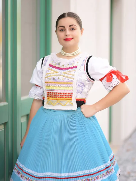 Jovem Bela Mulher Eslovaca Traje Tradicional — Fotografia de Stock