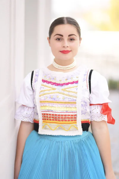 Geleneksel kostümlü, güzel, Slovak kadın. 