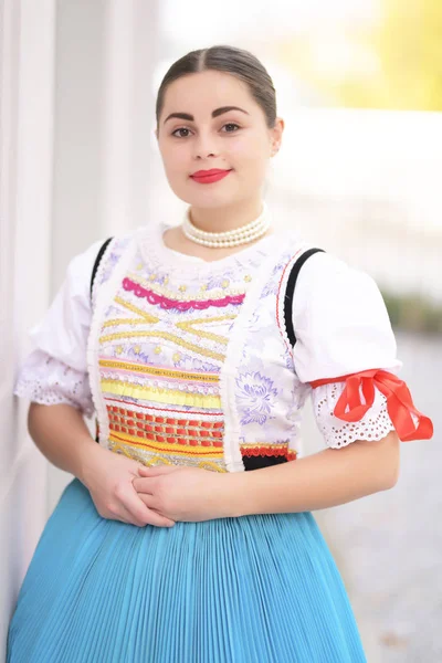 Jovem Bela Mulher Eslovaca Traje Tradicional — Fotografia de Stock