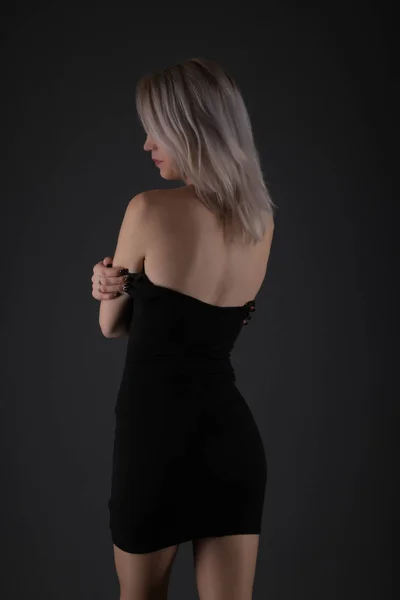 ファッションスタジオ写真の豪華な官能的な女性とブロンドの髪と明るいメイクでエレガントな黒のドレス — ストック写真