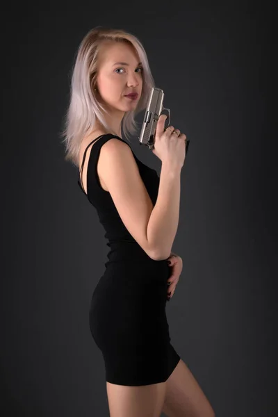 Krásná Žena Pistolí — Stock fotografie