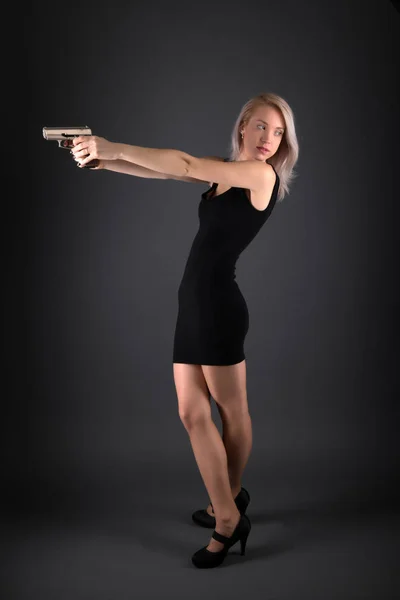 Hermosa Mujer Con Pistola — Foto de Stock