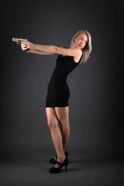 Schöne Frau Mit Waffe — Stockfoto