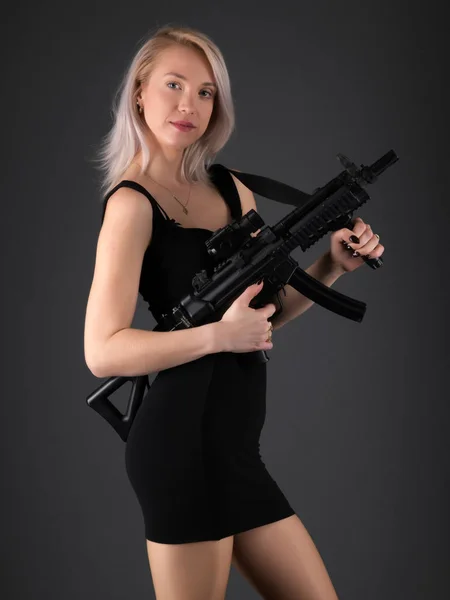 Foto Del Estudio Moda Hermosa Mujer Rubia Con Pistola —  Fotos de Stock