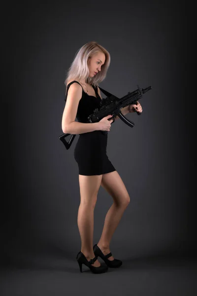 Studio Mode Photo Magnifique Femme Blonde Avec Pistolet — Photo