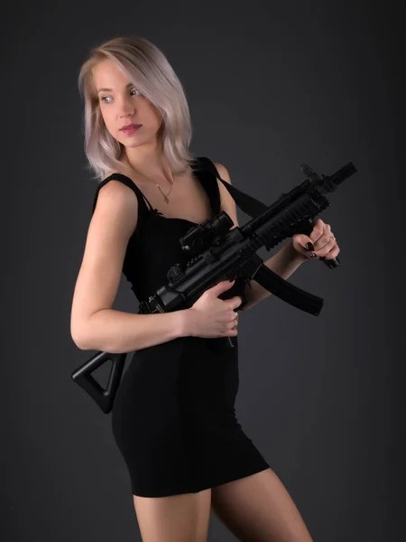 Studio Mode Photo Magnifique Femme Blonde Avec Pistolet — Photo