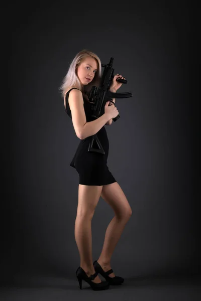 Foto Estúdio Moda Mulher Loira Lindo Com Arma — Fotografia de Stock