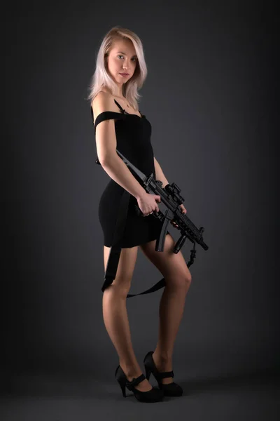 Módní Studio Fotografie Nádherné Blondýny Pistolí — Stock fotografie