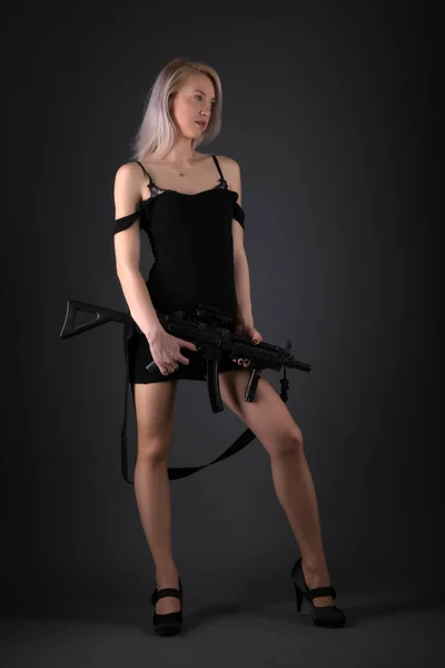 Yakışıklı Sarışın Silahlı Bir Kadının Moda Stüdyosu Fotoğrafı — Stok fotoğraf