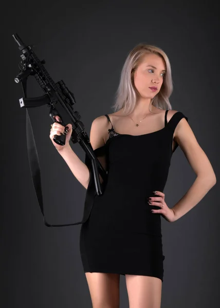 銃を持った豪華なブロンド女性のファッションスタジオ写真 — ストック写真