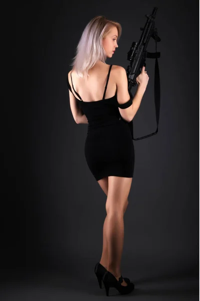 Foto Studio Moda Splendida Donna Bionda Con Pistola — Foto Stock