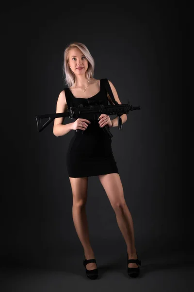 Studio Mode Photo Magnifique Femme Blonde Avec Pistolet — Photo