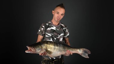 Balık tutma. Balıkçı ve kupa Zander