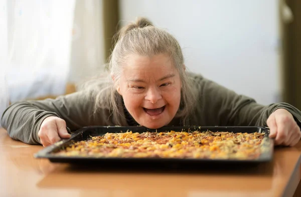 Syndrome Woman Home Made Pizza — Stock Photo, Image