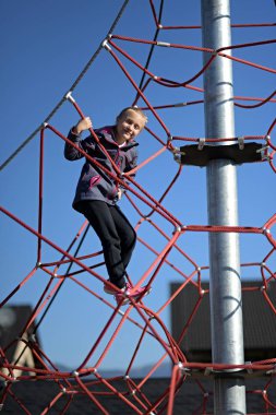 Açık bir parkta oynayan sevimli küçük kız portresi
