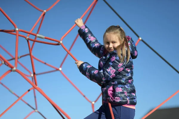 Outdoor Portret Van Schattig Meisje Spelen Een Park — Stockfoto