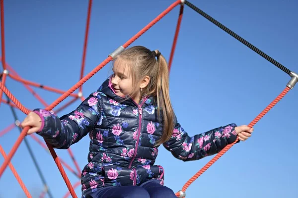 Außenporträt Eines Entzückenden Kleinen Mädchens Das Einem Park Spielt — Stockfoto