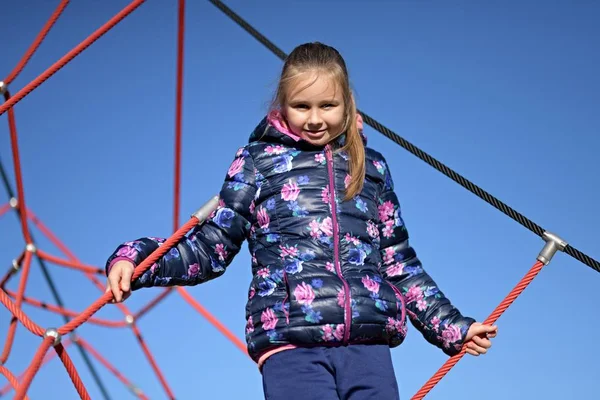 Açık Bir Parkta Oynayan Sevimli Küçük Kız Portresi — Stok fotoğraf