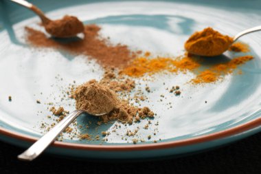 Bir tabakta baharat, zencefil ve tarçın karışımı